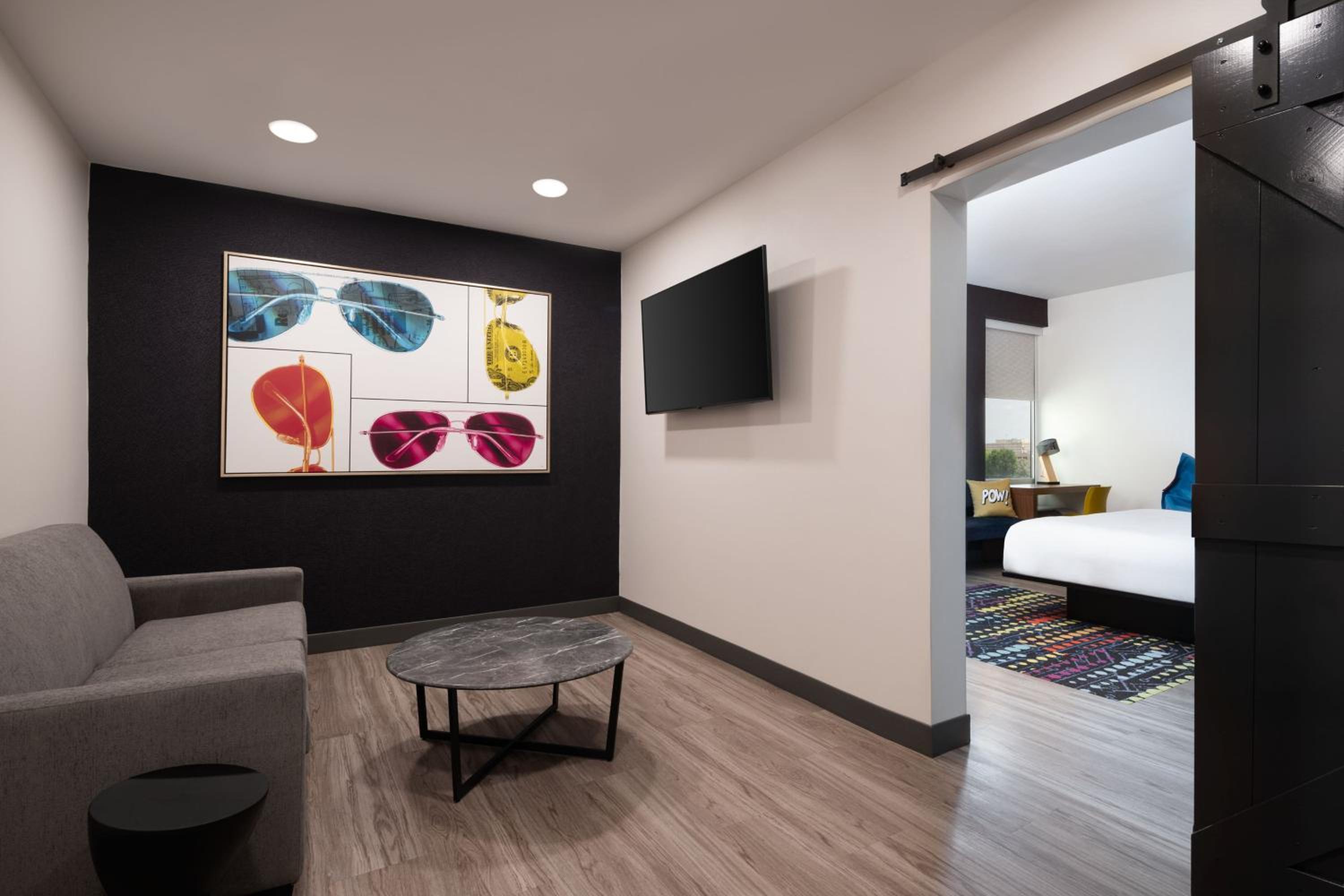 Aloft, King Bed, Parlor