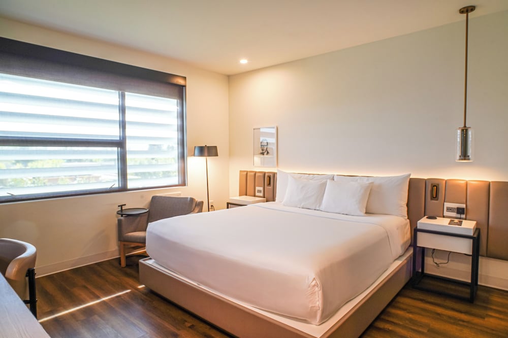 DELUXE, KING BED