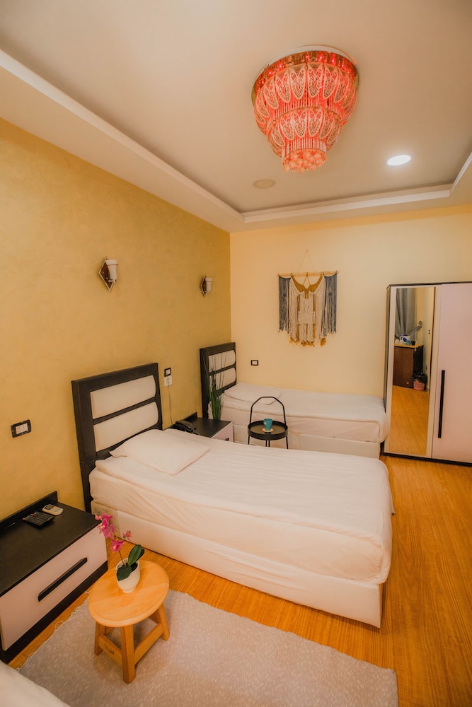 Capital Hotel 25/50