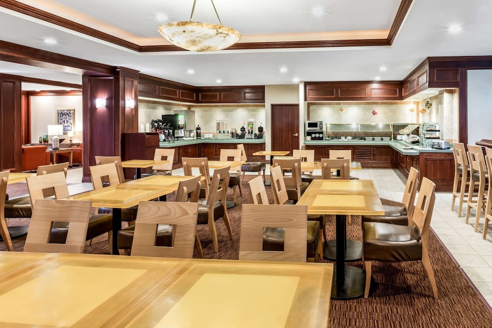 La Quinta Inn Suites Madison American Center 27/38
