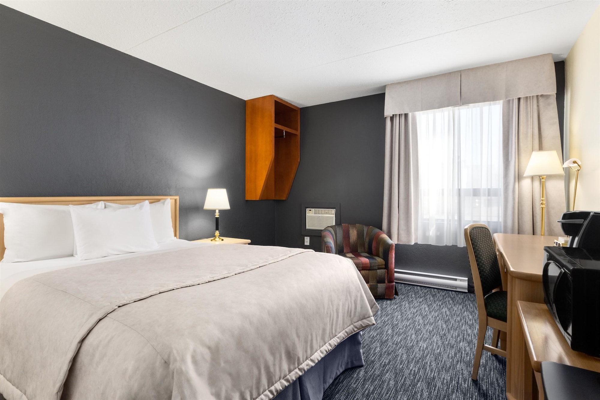 Standard, Queen Bed, Main Floor