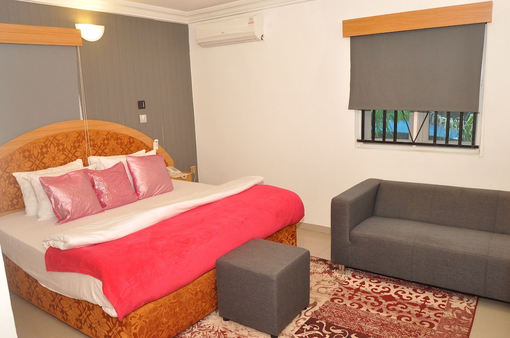 Ne-Yo Hotel And Suites 7/23