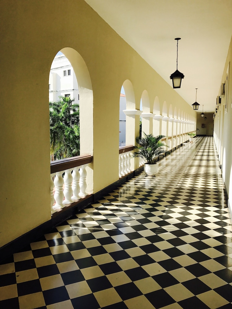 El Prado Hotel 39/62