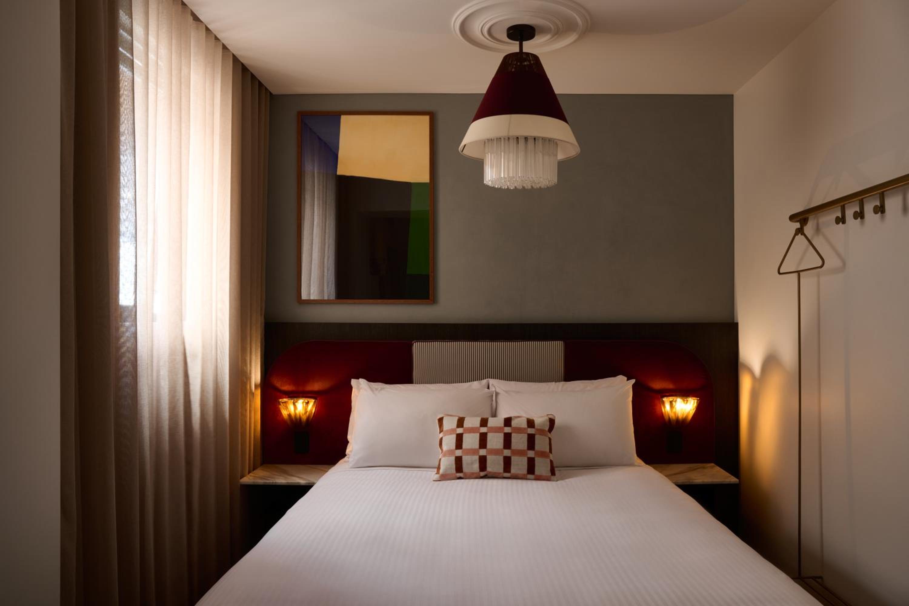PICCOLO, QUEEN BED