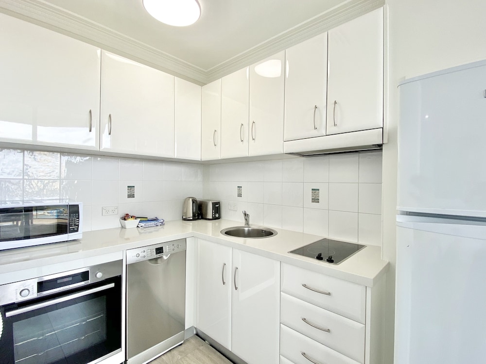 Milson Executive Apartments 10/75