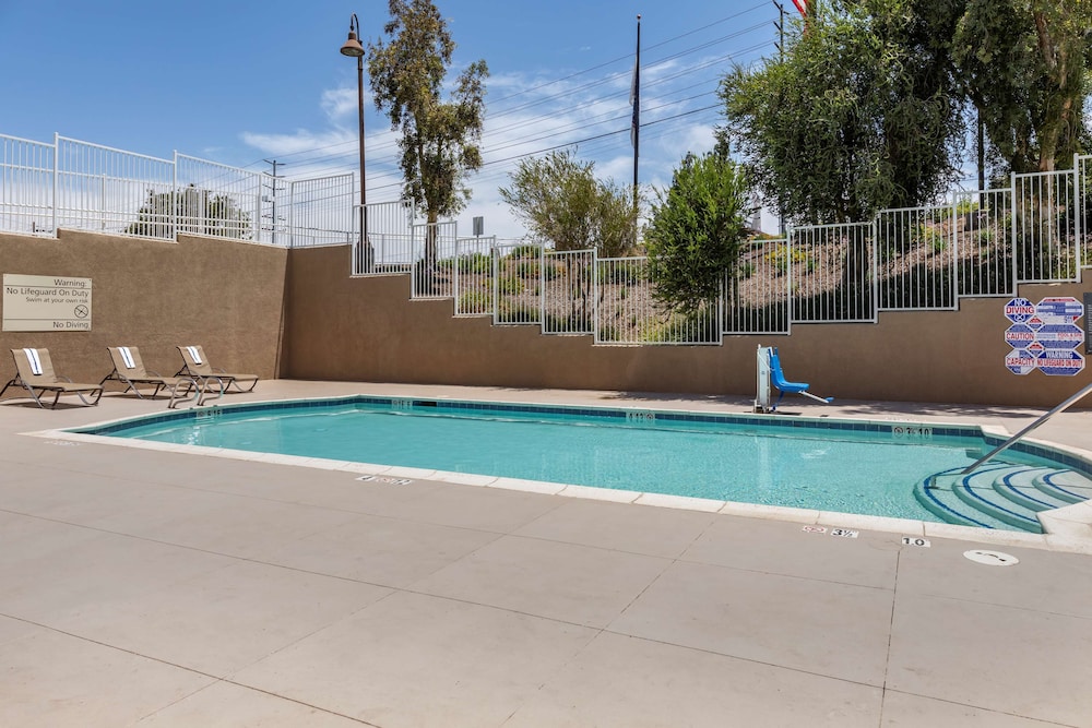 Hampton Inn Norco Corona Eastvale 33/59