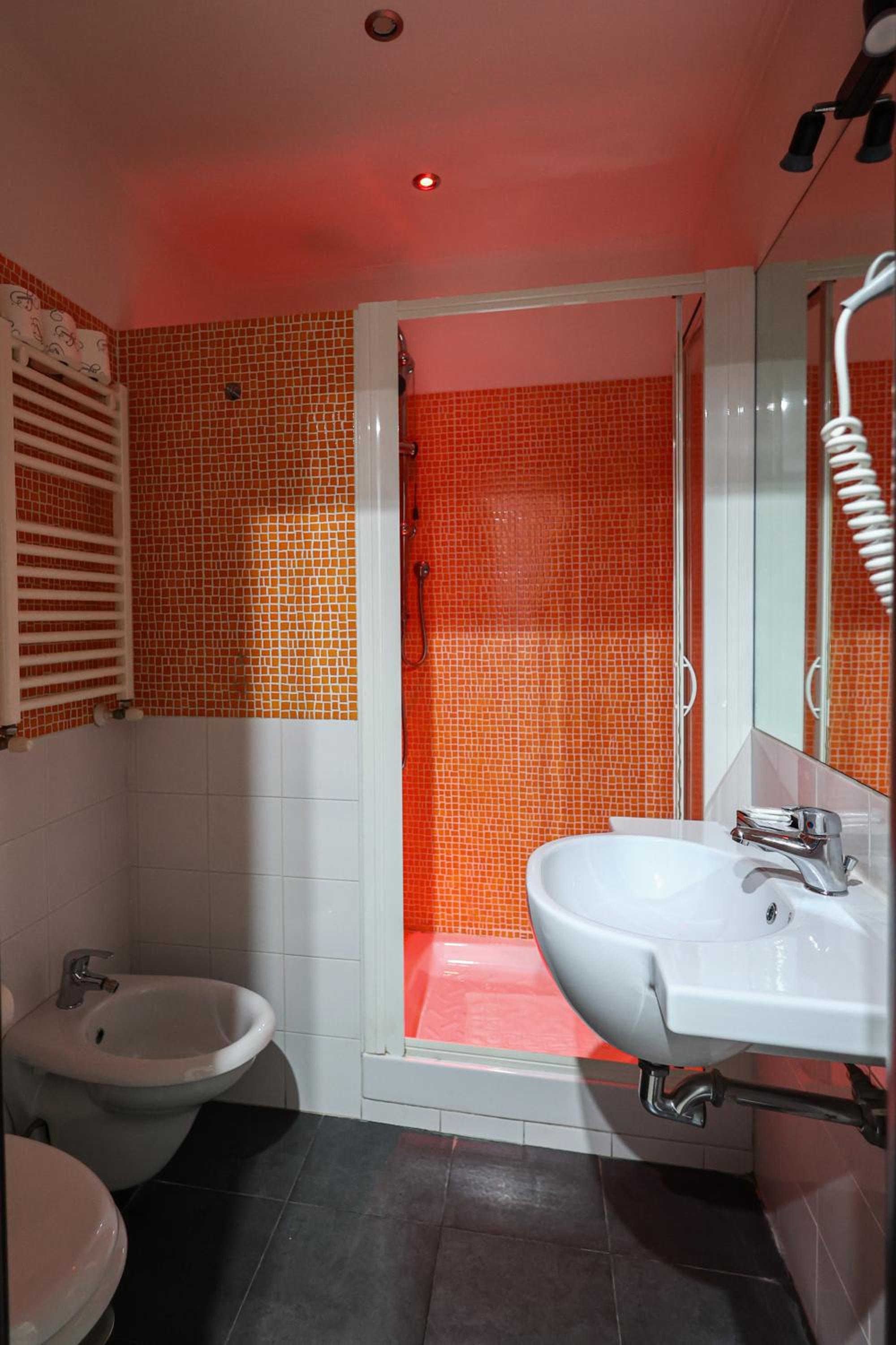 Room, Twin Beds, Private Bathroom, Seven Kings Relais Hotel 2/3