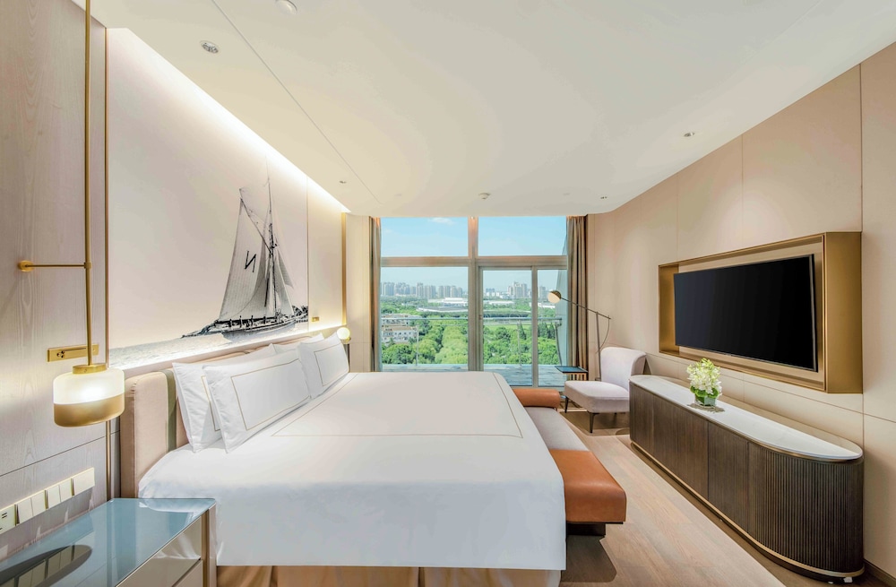 Explorer, Suite, King Bed, Club Lounge Access, Lounge Access