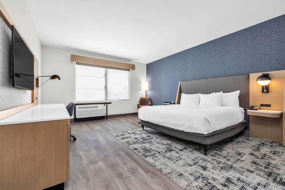 ROOM, KING BED