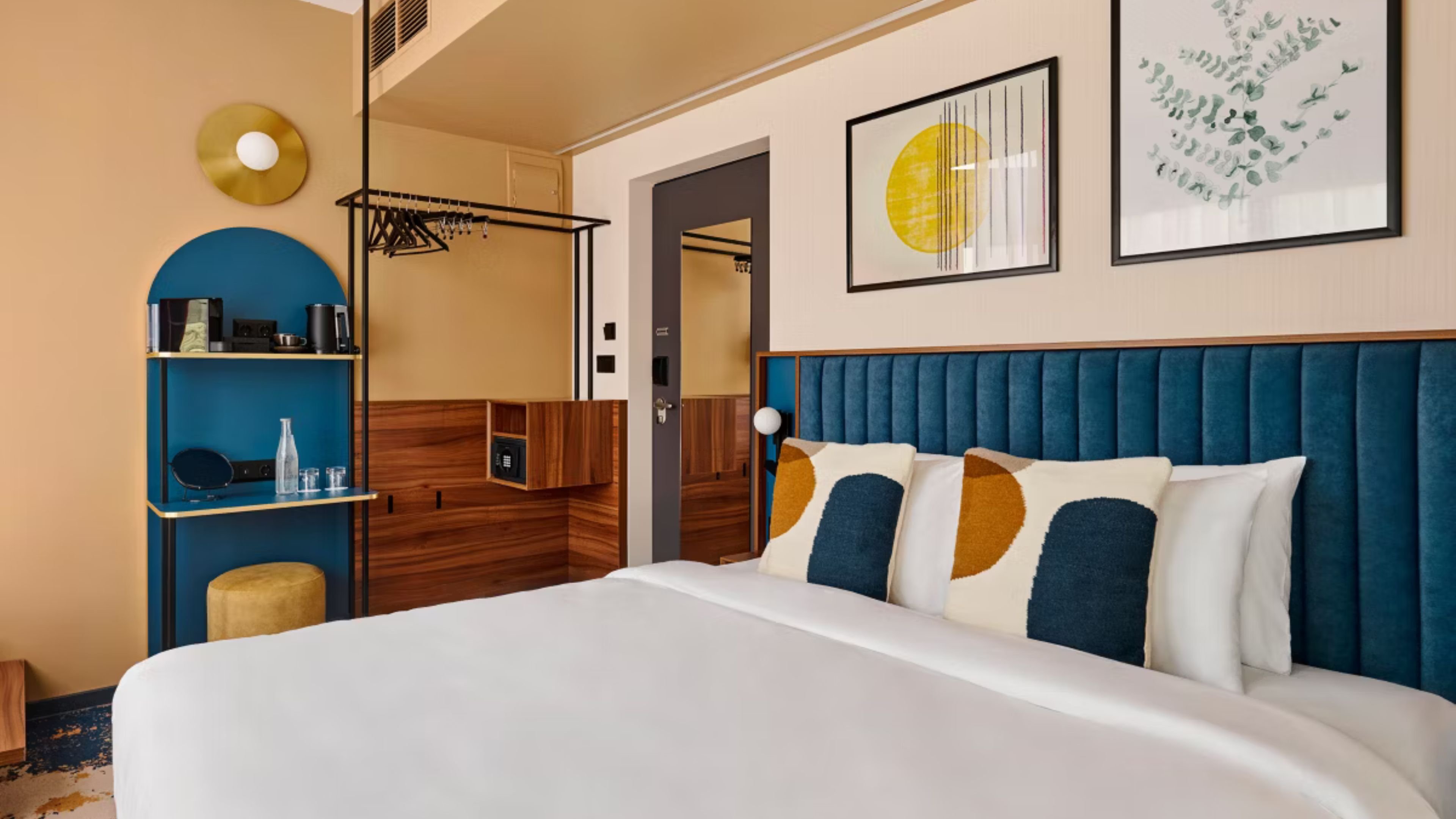 D8 Hotel 28/77