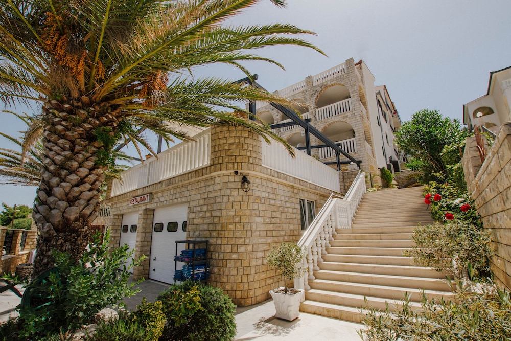 Hotel Vila Tina 5/50
