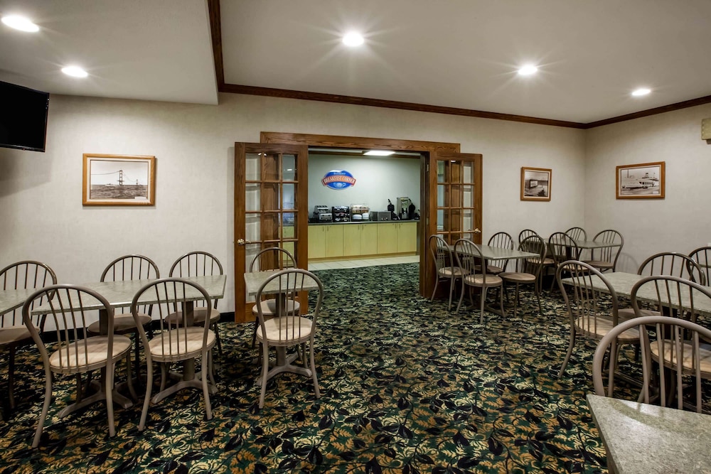 Baymont By Wyndham Mackinaw City 25/34