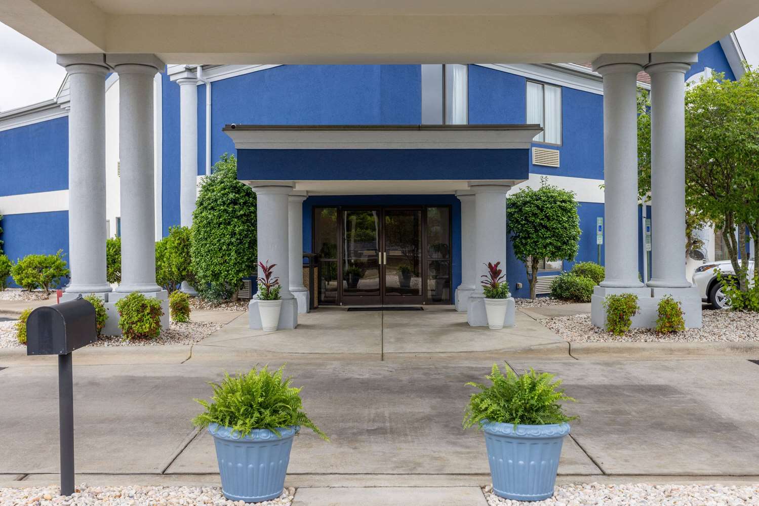 Days Inn by Wyndham Louisburg 4/44