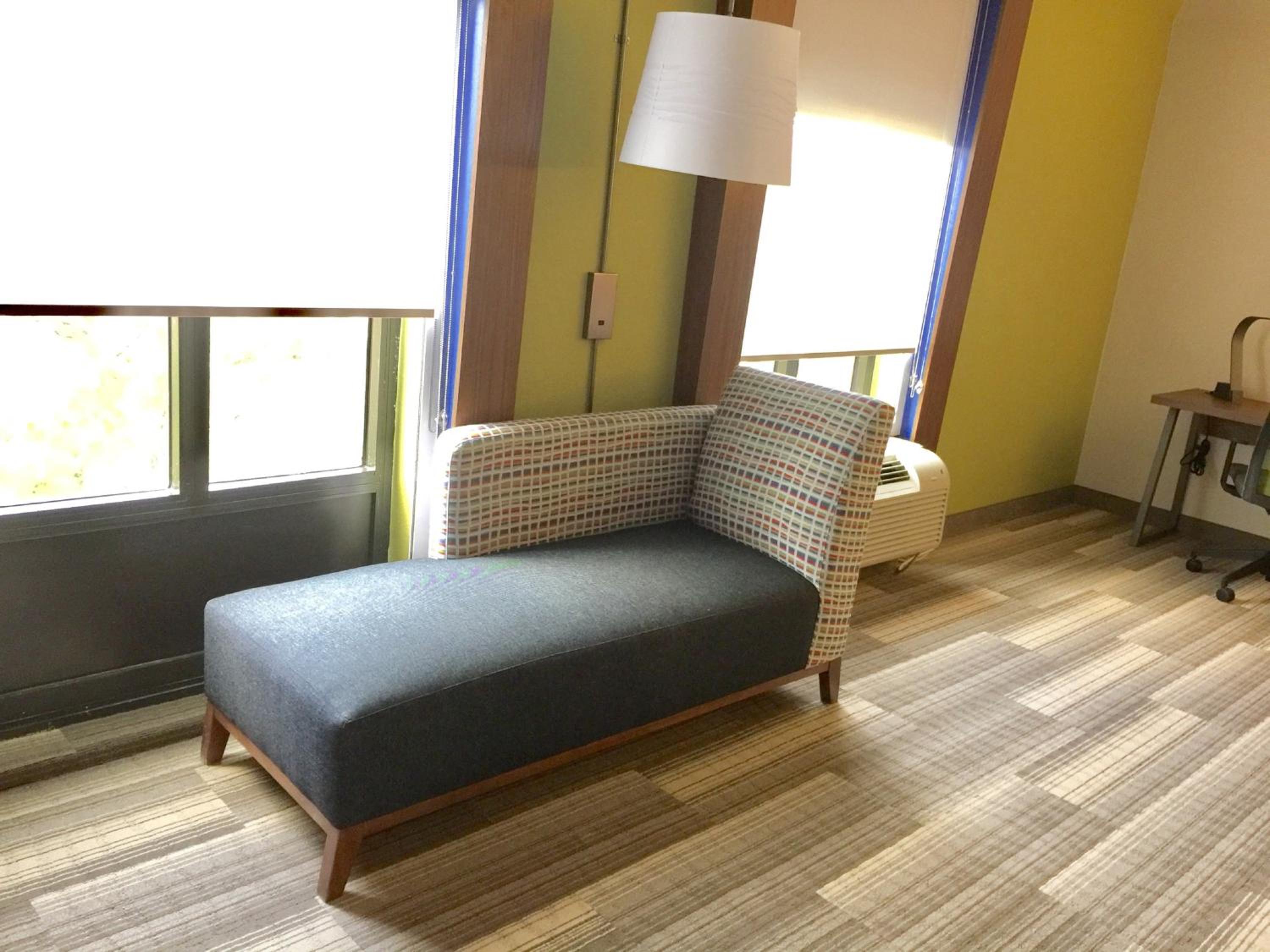 جناح تنفيذي بسرير كينج بغرفتين مع أريكة