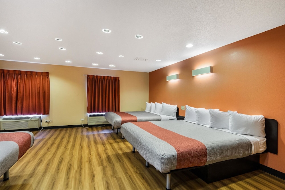 Motel6 Libertyville, IL 12/50