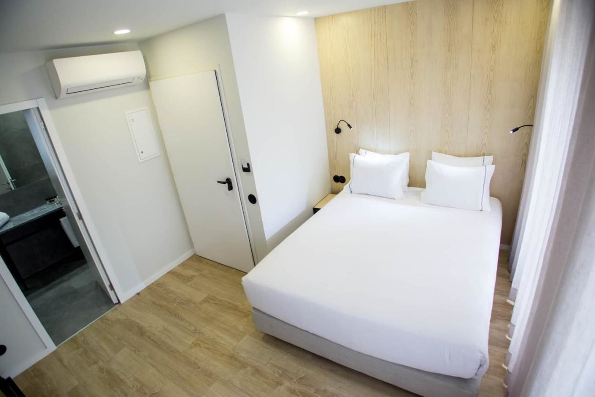 ROOM, DOUBLE BED