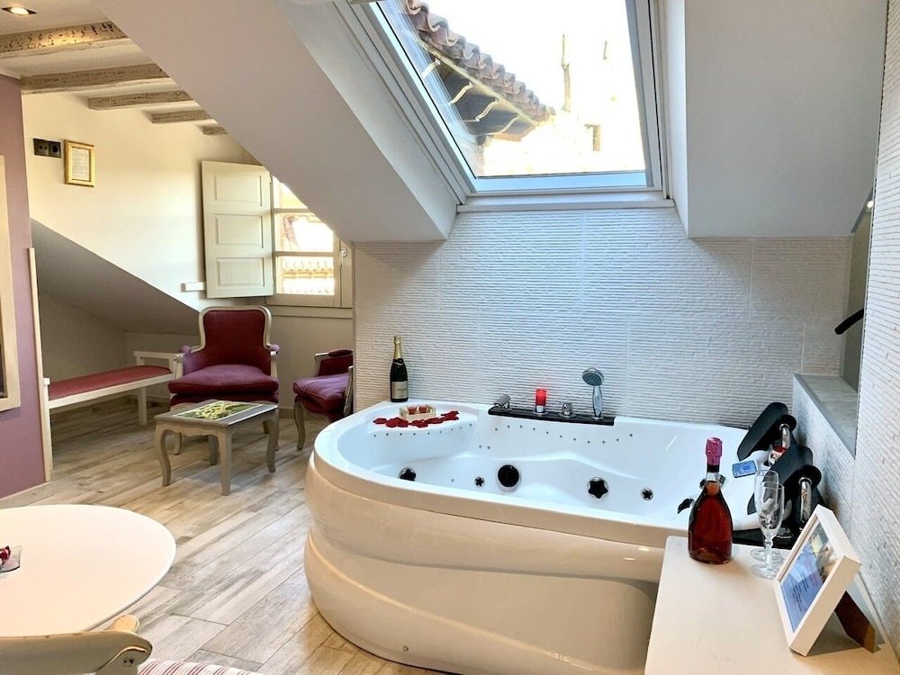 Suites con Jacuzzi Santillana 42/45