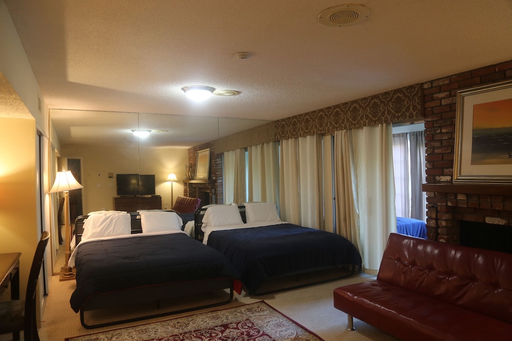 Mini Mansion in Hollywood Hills 9/47