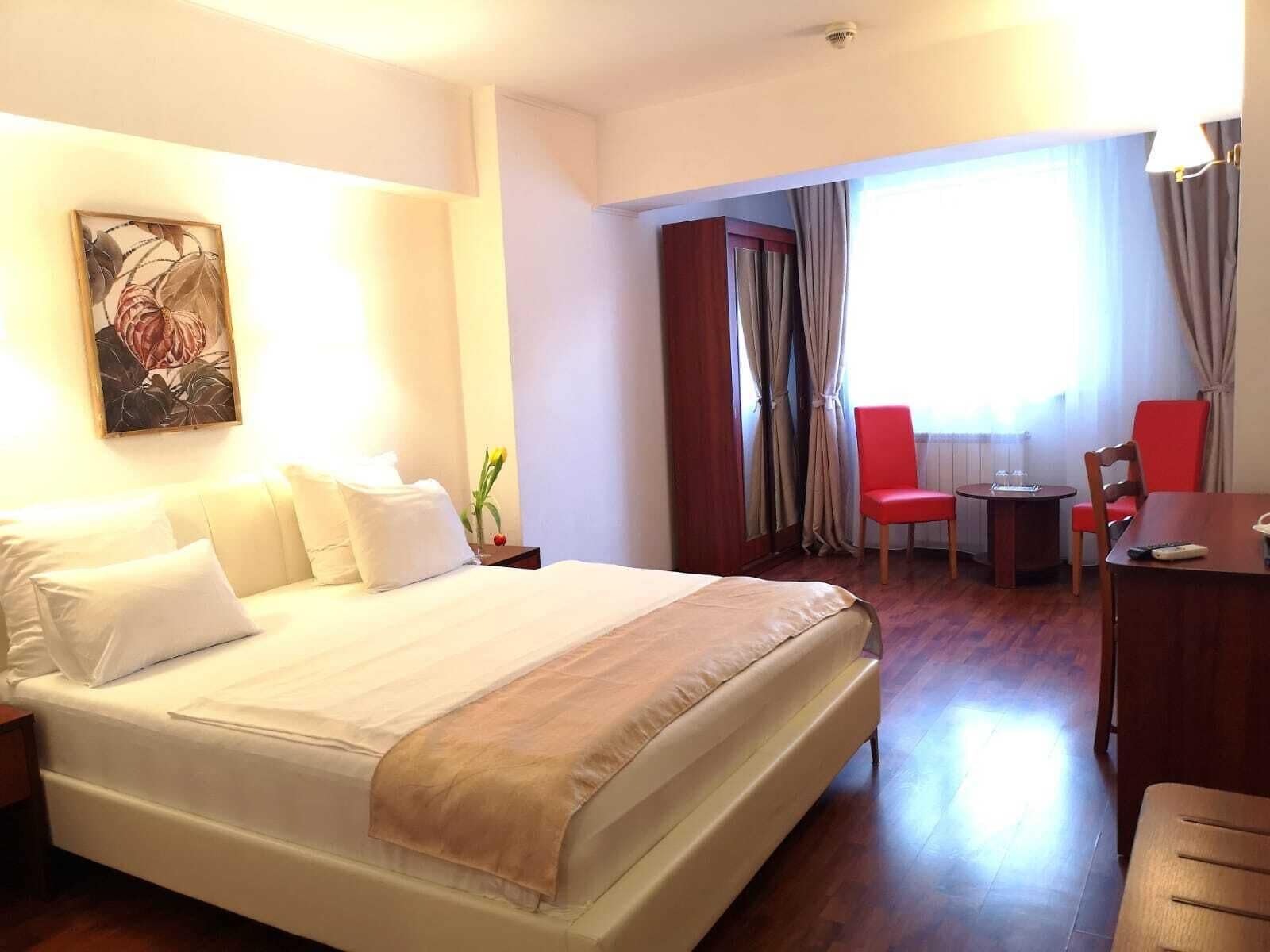 STANDARD, QUEEN BED
