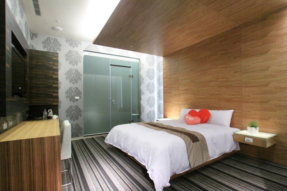 ROOM, DOUBLE BED, NO WINDOW