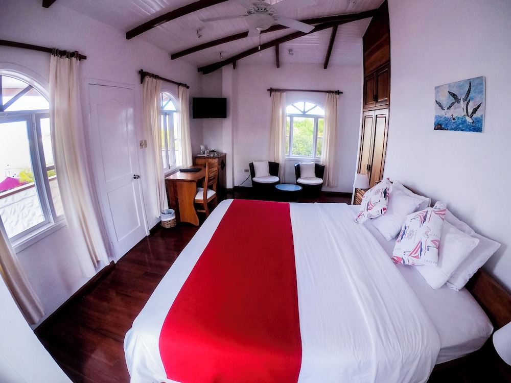 Superior, 1 King and 1 Single Beds, Sea View