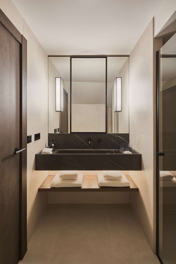 Deluxe, King Bed 3/3