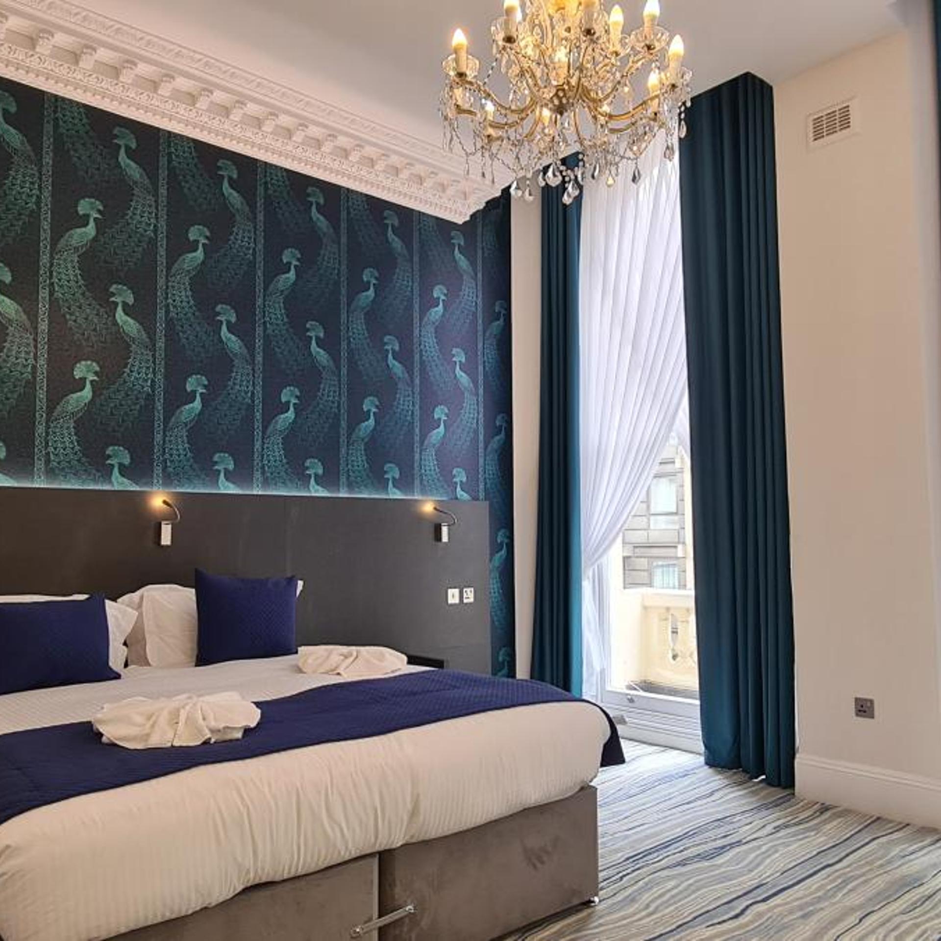 جناح، Commodore Hotel London 7/10