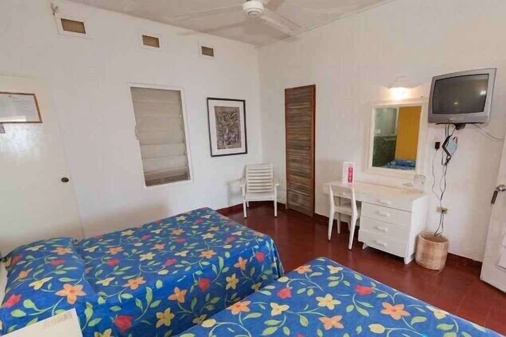 Los Flamingos Hotel 7/47