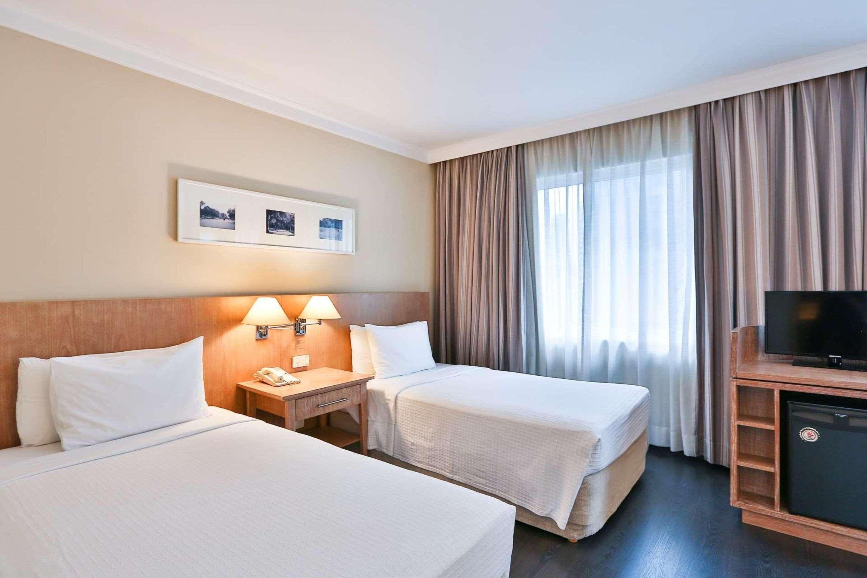 ROOM, TWIN BEDS