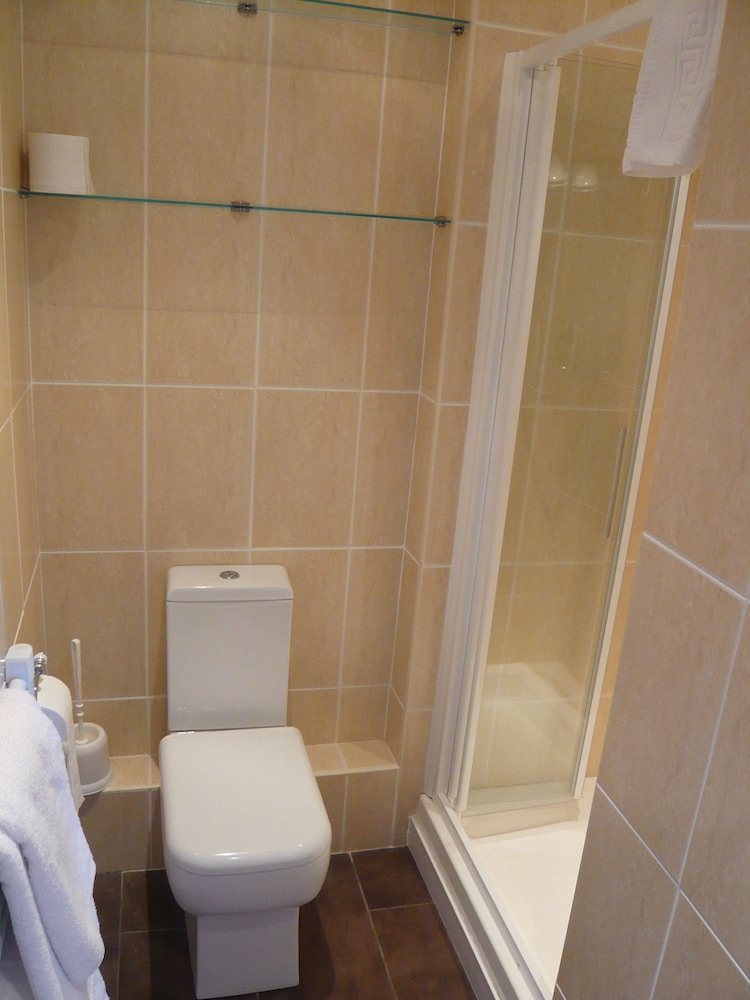 Queenswood Hotel 42/45