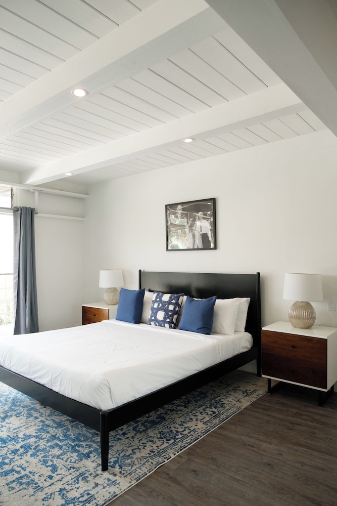 Classic, King Bed, Hollywood View