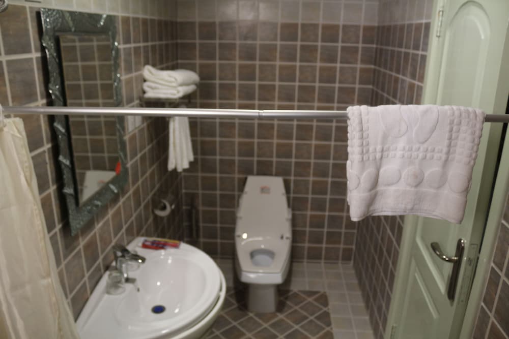 Kingsbridge Royale Hotel 49/50