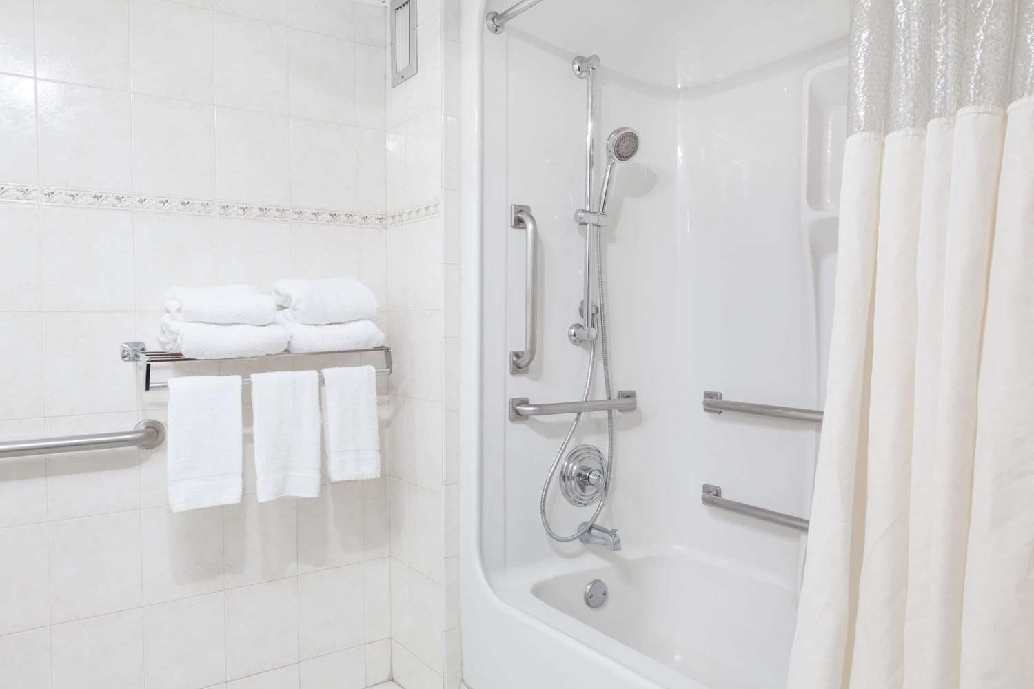 Howard Johnson by Wyndham Newark Airport 20/21