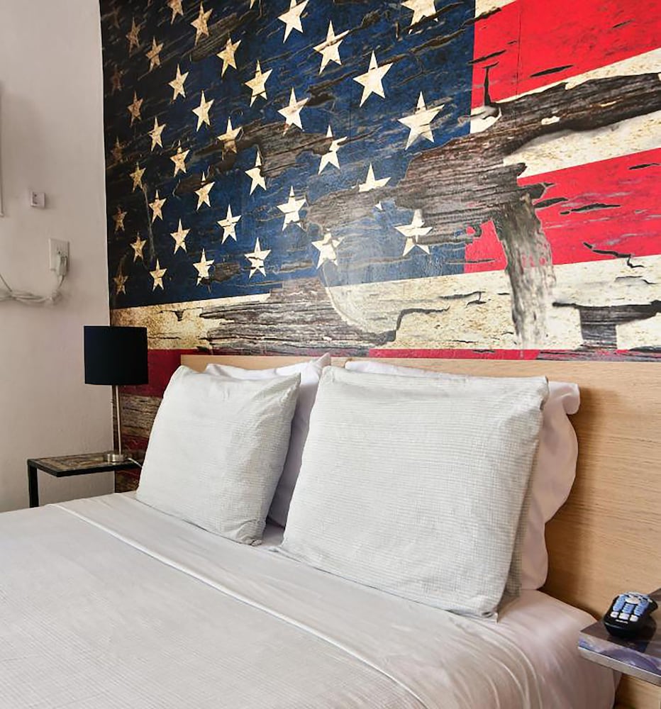 COMFY, BRIGHT, STUDIO, QUEEN BED, KITCHEN