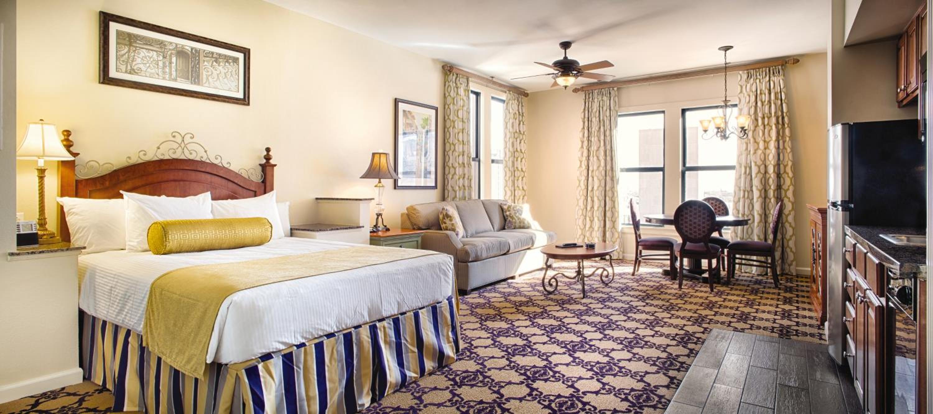 STUDIO, QUEEN BED