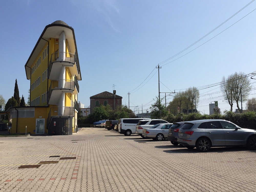 Hotel Alveri 27/34