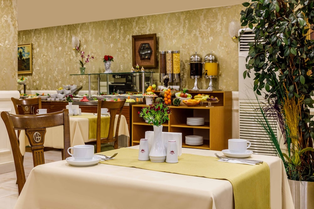 Golden Crown Hotel 55/66