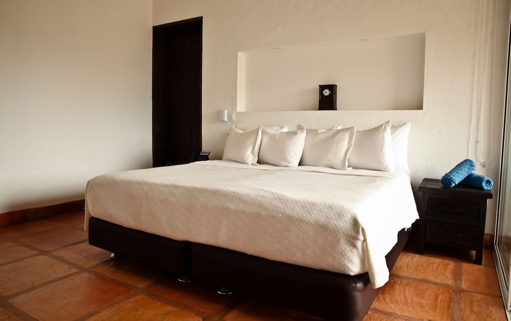 1 Bedroom, Junior, King Bed