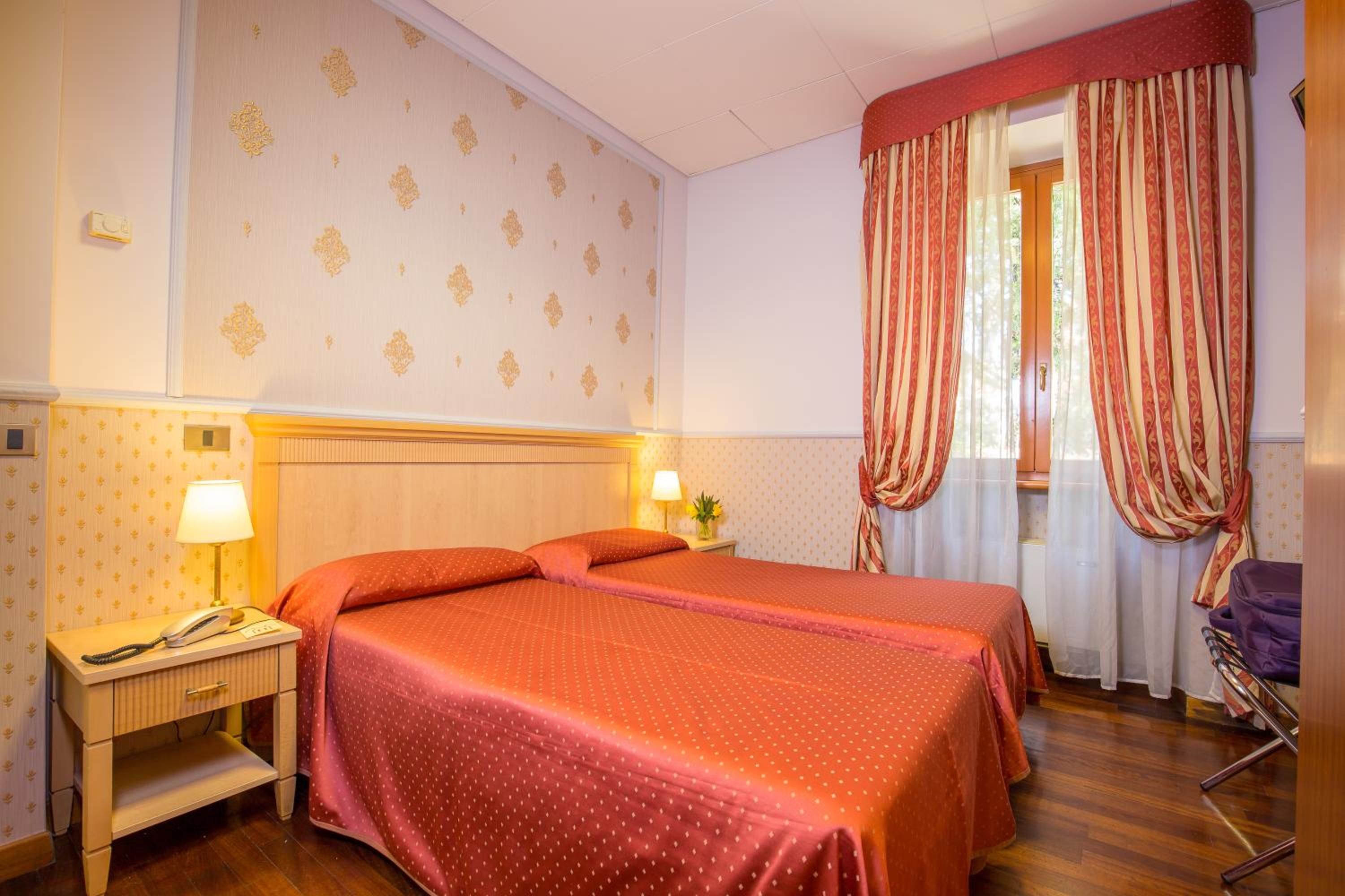ROOM, TWIN BEDS