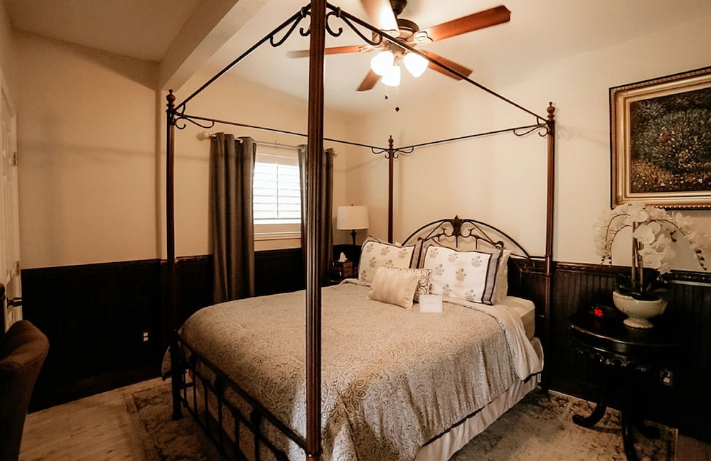 Jasmine, Suite, Queen Bed, Sofa