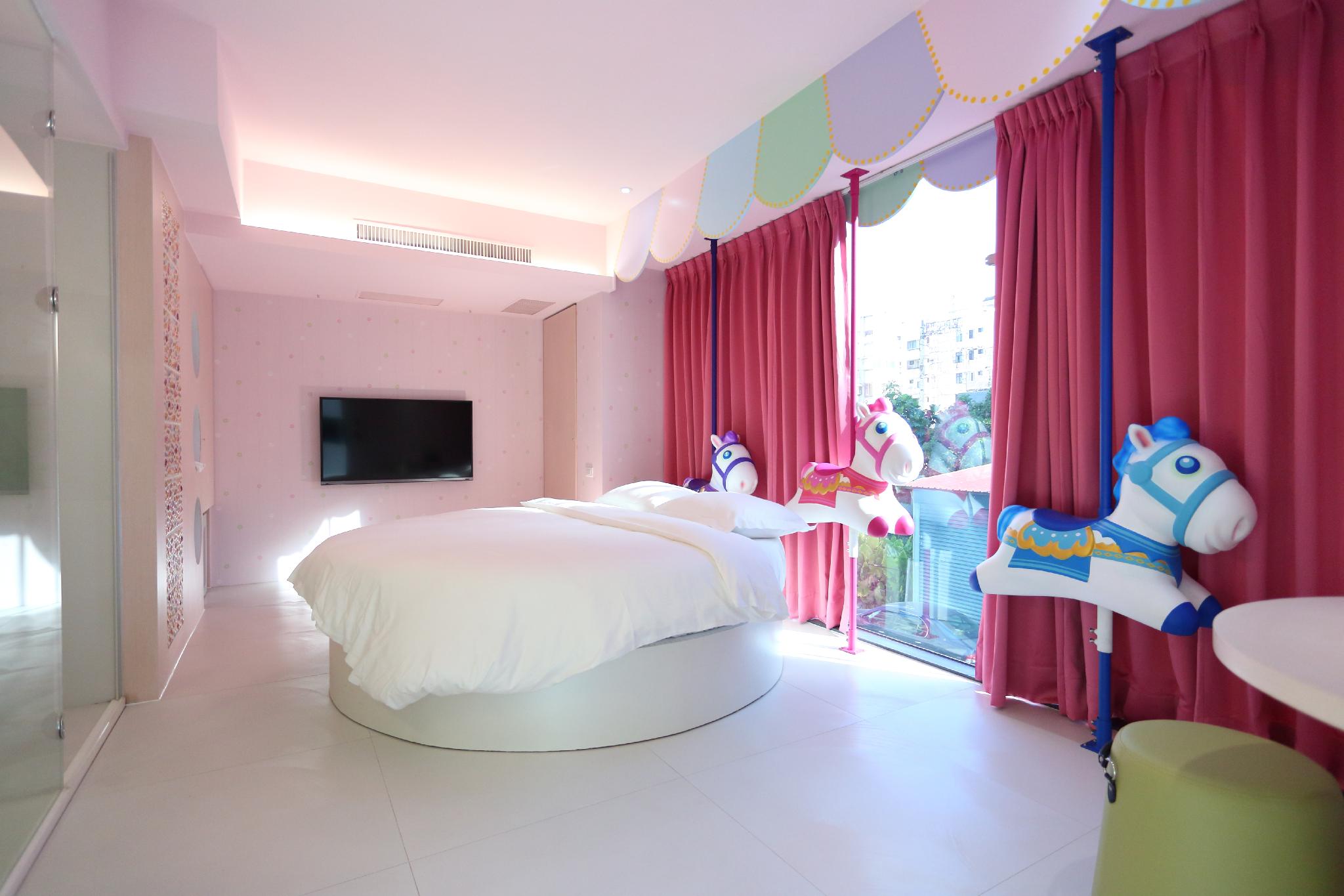 Room, King Bed, Round Bed
