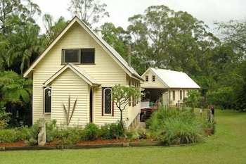 GLASS HOUSE MOUNTAINS ECOLODGE 33/34