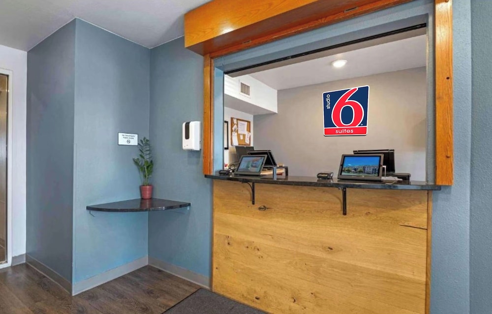 Studio6 Extended Stay Cincinnati Sharonville photo4