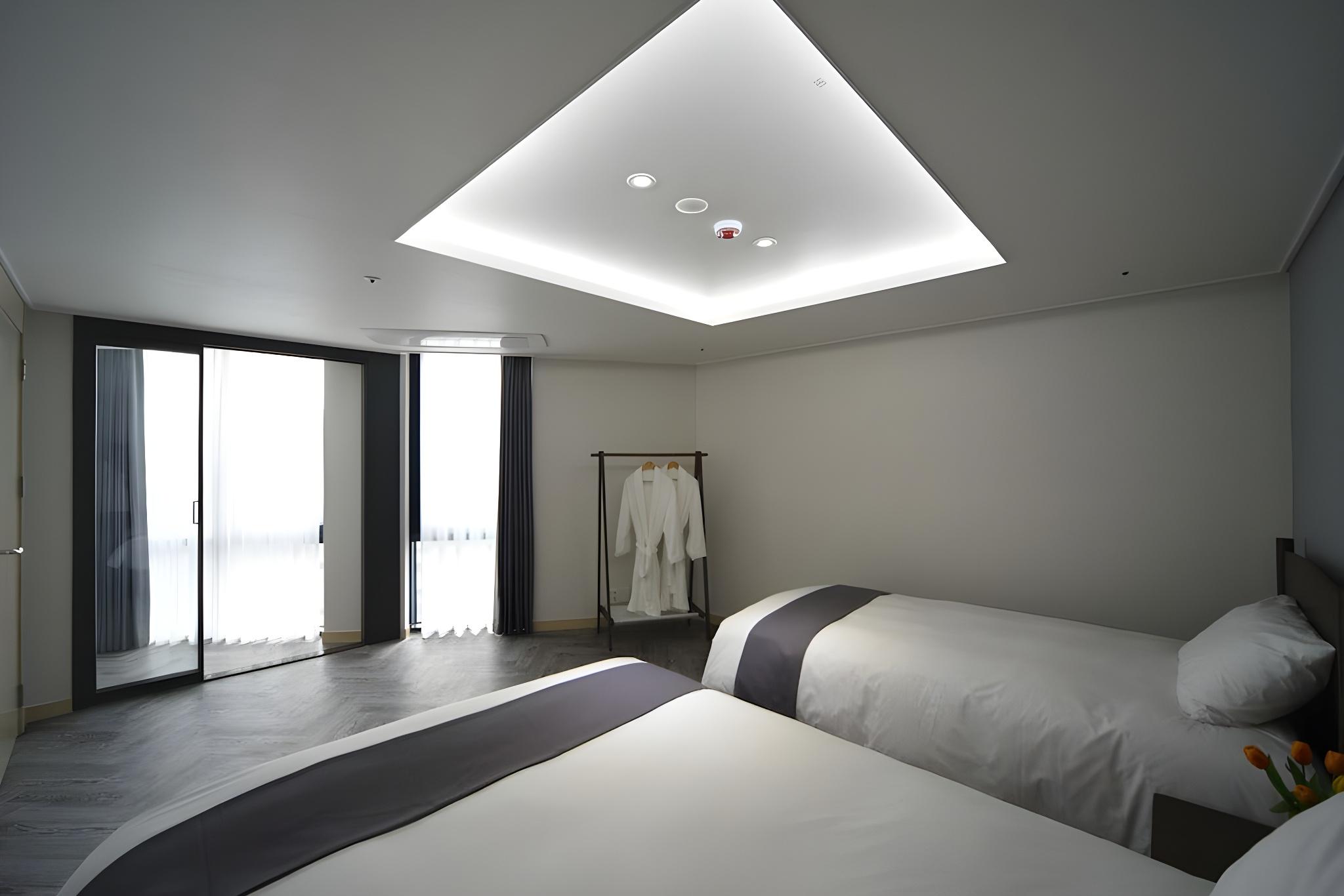 Royal, Suite, Pool Access