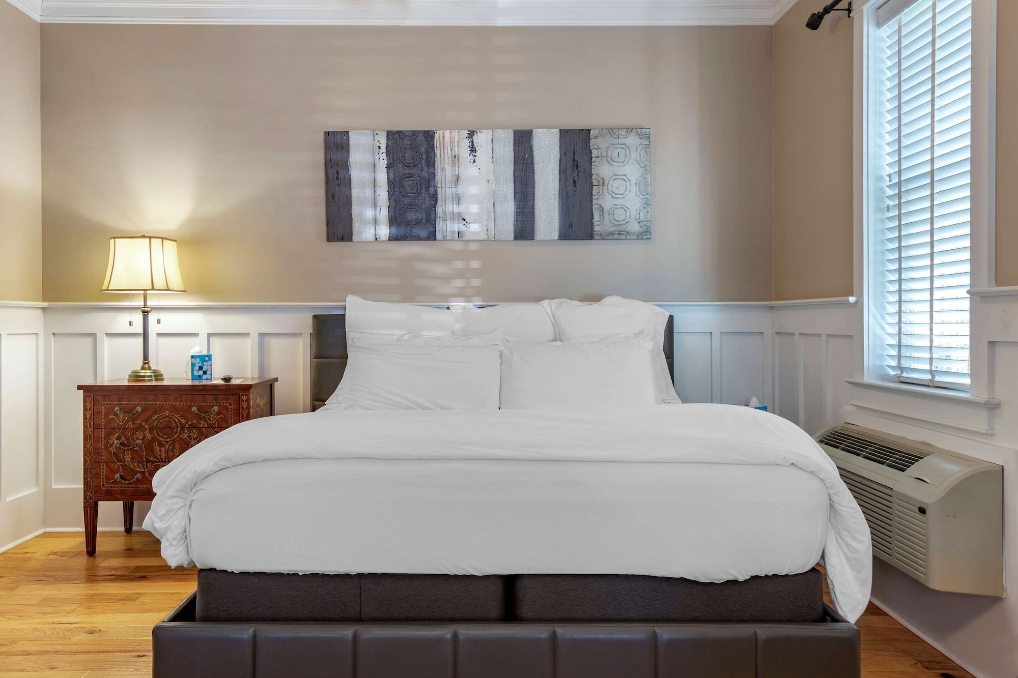 Efficiency, Suite, King Bed, Sofa