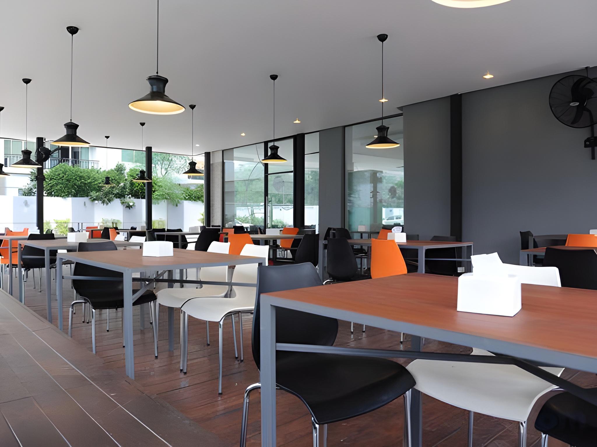 Leenova Hotel 48/50