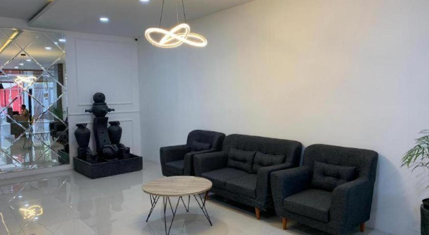 Hotel Gayatri Solo 17/19