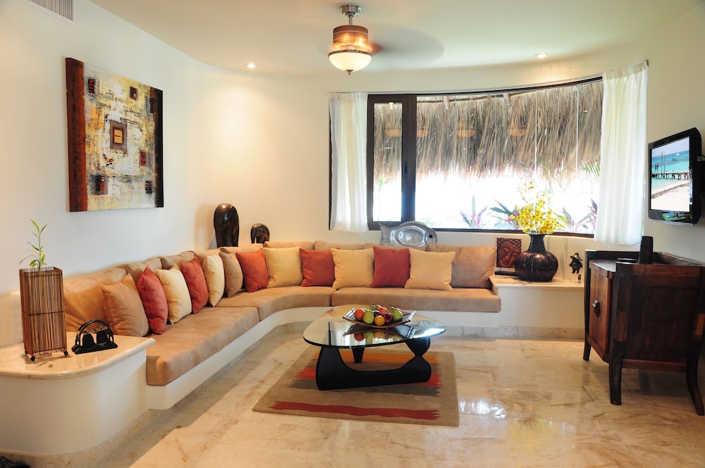 El Taj Oceanfront & Beachside Condo Hotel 52/74