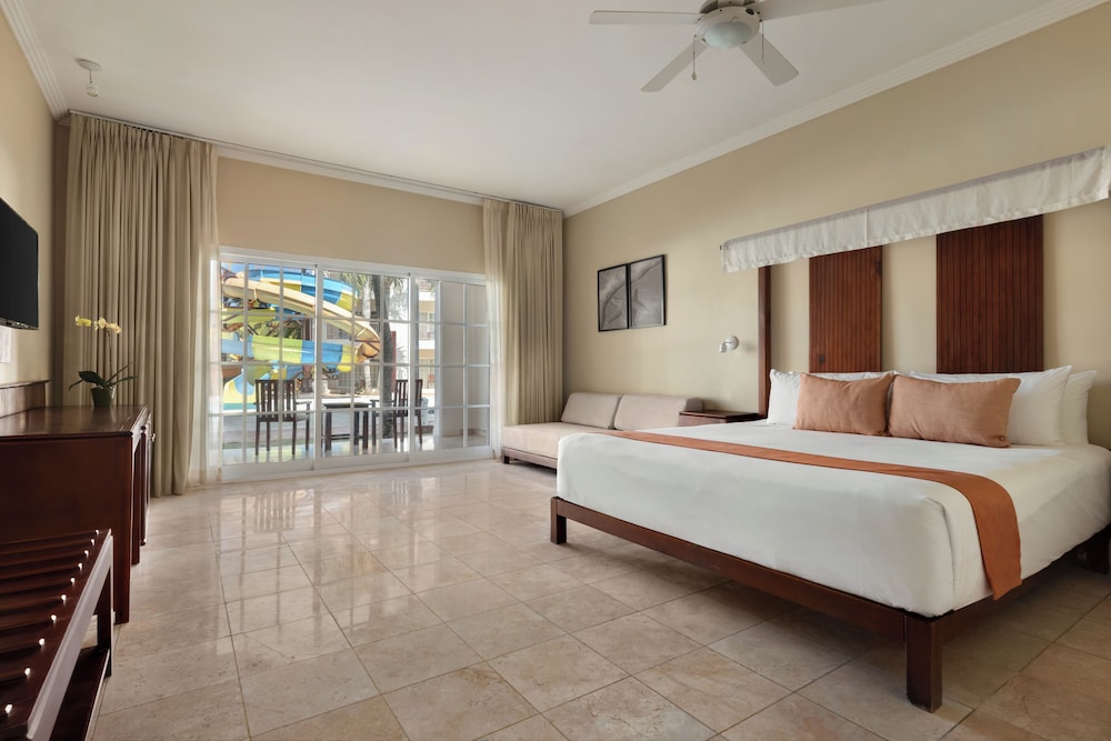 Sun Club, Junior Suite, King Bed, Pool View