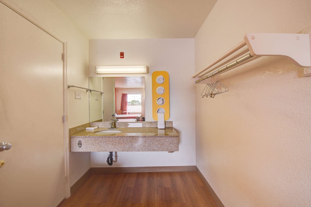 Travelodge by Wyndham Norfolk Airport 48/48